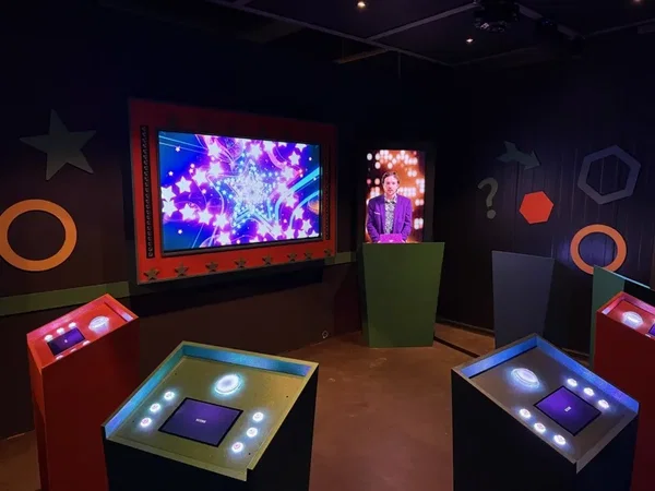 Posta7 innovatie: QuizShow in tv-studio — Professionele desks tv-studio-ervaring