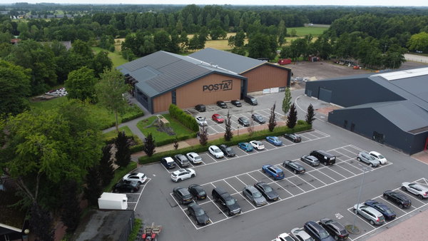 Luchtfoto van het parkeerterrein en de hal van Posta7 in Tolbert