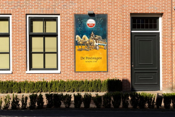 Groene voordeur van De Postwagen met het Amstel-reclamebord De Postwagen sinds 1780