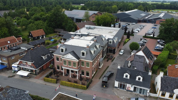 Luchtfoto van De Postwagen aan de Hoofdstraat met de omliggende huizen van Tolbert