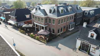 Luchtfoto uit 2018 van De Postwagen met het terras aan de Hoofdstraat in Tolbert