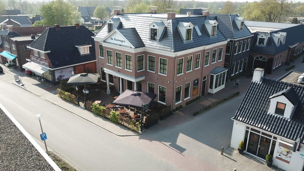 Luchtfoto uit 2018 van De Postwagen met het terras aan de Hoofdstraat in Tolbert
