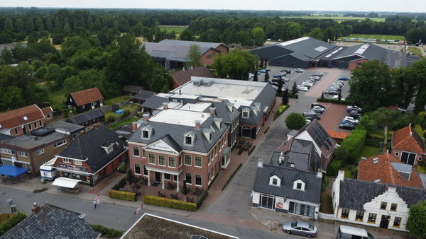 Luchtfoto van Tolbert met De Postwagen, de zalen en Posta7 op de achtergrond