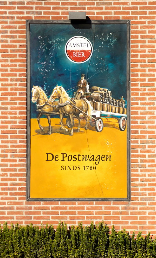 Reclamebord De Postwagen sinds 1780 met paarden en postkoets aan de gevel