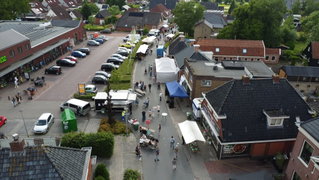 Luchtfoto van een evenement op de Hoofdstraat in Tolbert bij De Postwagen