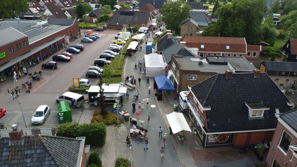 Luchtfoto van een evenement op de Hoofdstraat in Tolbert bij De Postwagen