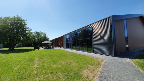 Grasveld en buitenterrein naast de activiteitenhal van Posta7
