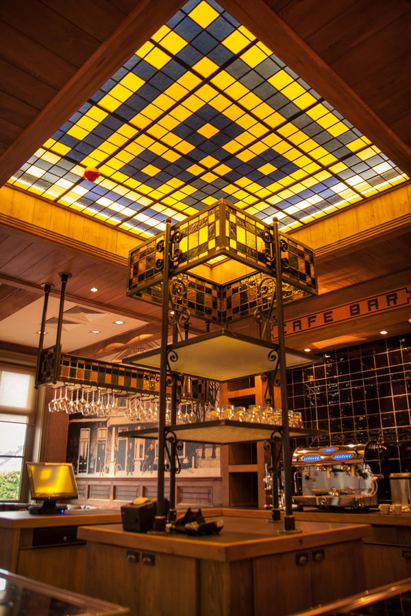Glas-in-loodlamp met opschrift Cafe Bar in restaurant De Postwagen