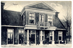 Historische foto van Hotel De Postwagen in Tolbert met het personeel voor de deur