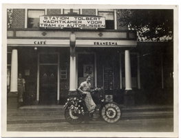Historische foto van Cafe Brandsma, de voorloper van De Postwagen, met een vrouw op de fiets
