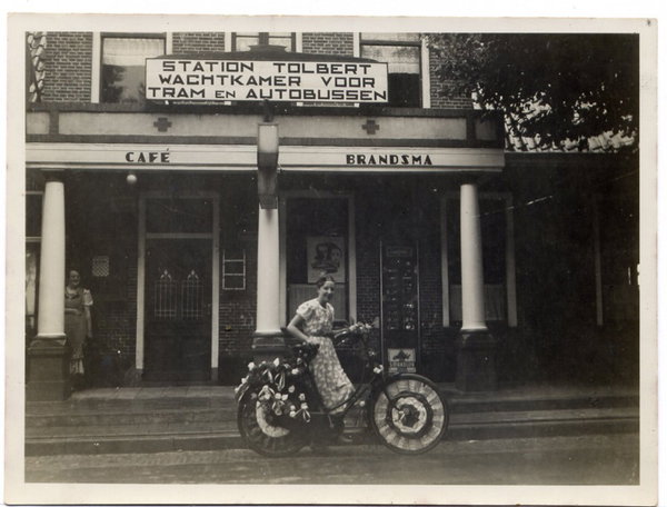 Historische foto van Cafe Brandsma, de voorloper van De Postwagen, met een vrouw op de fiets