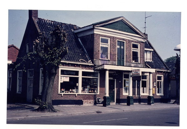 Kleurenfoto uit de jaren zestig van cafe De Postwagen in Tolbert