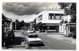Straatbeeld van de Hoofdstraat in Tolbert in de jaren zeventig met De Postwagen