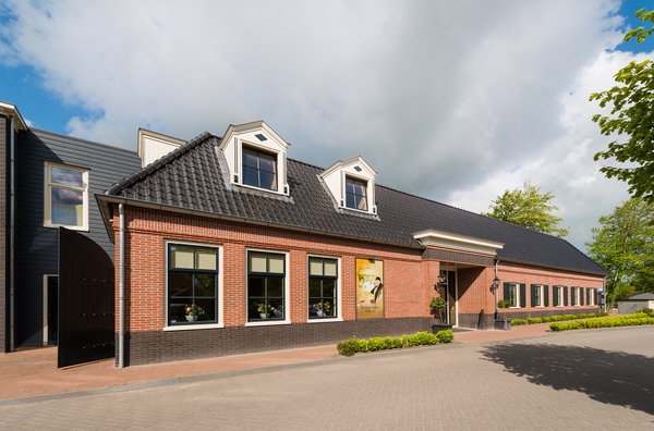 Gevel van de zalen van De Postwagen aan de parkeerzijde
