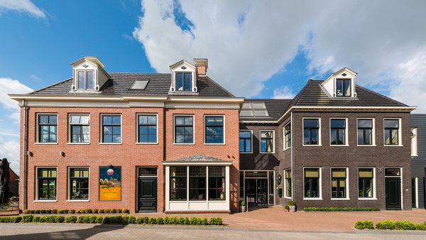 Voorzijde van De Postwagen met het restaurant en de aanbouw in Tolbert