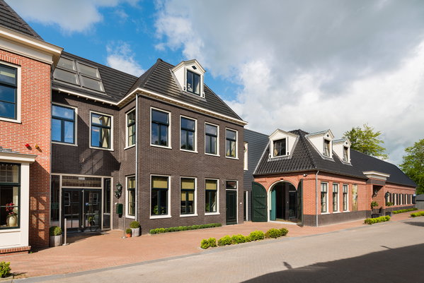Achterzijde van De Postwagen met de zalen gezien vanaf het parkeerterrein in Tolbert