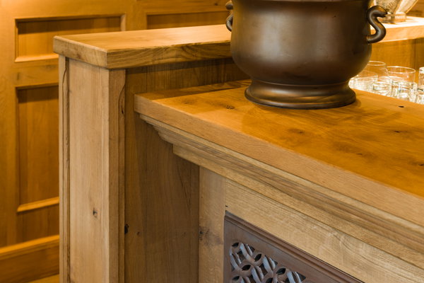 Detail van het eiken bar- en houtwerk in zaal Dorpszicht