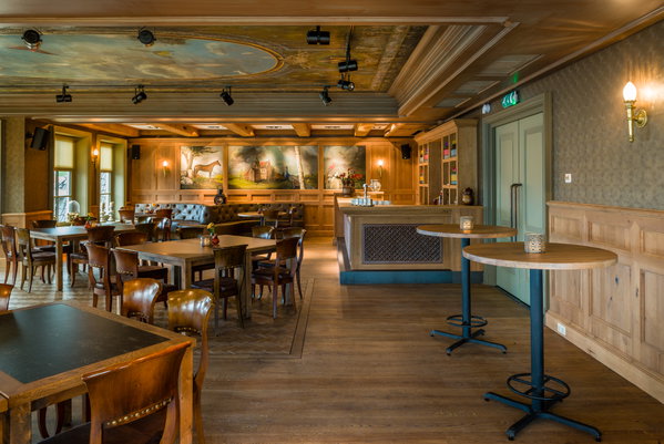 Ronde tafels en statafels in zaal Dorpszicht van De Postwagen