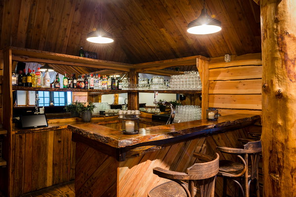 De bar van het Steakhouse van De Postwagen met robuust houtwerk