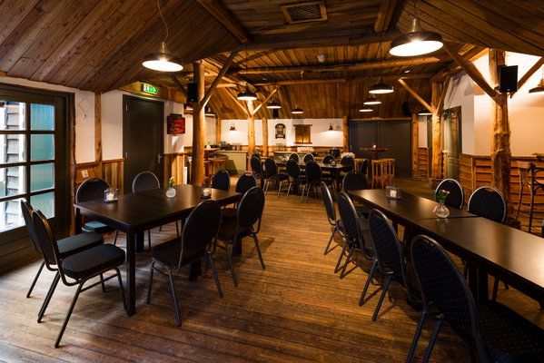Lange tafels in het Steakhouse van De Postwagen voor een groepsdiner