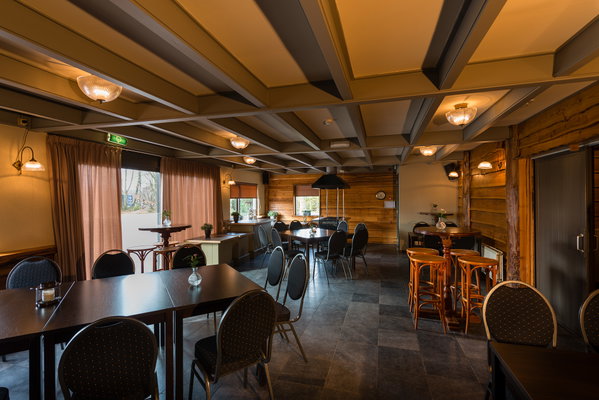 Zaal Little House van De Postwagen met houten wanden en vergaderopstelling