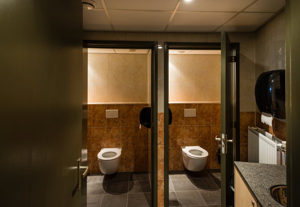 Toiletten in het sanitairgebouw van de groepsaccommodatie