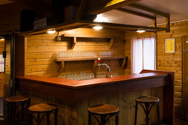 Houten bar in de gezamenlijke ruimte van de groepsaccommodatie