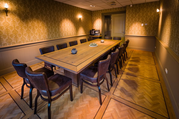 Vergaderzaal Herenkamer met lange tafel en lederen stoelen