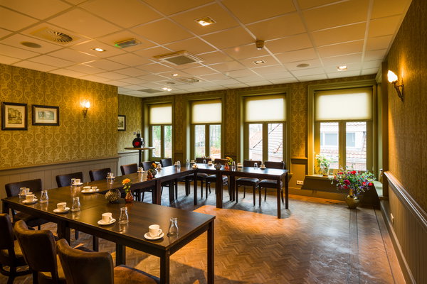 Vergaderzaal Tuigenkamer van De Postwagen in U-opstelling met daglicht