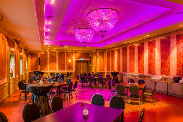 Feestzaal De Doorrit met paarse sfeerverlichting in het plafond