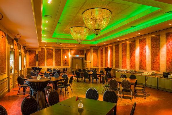Feestzaal De Doorrit met groene sfeerverlichting