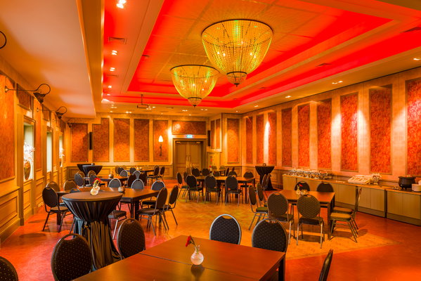 Feestzaal De Doorrit met rode sfeerverlichting