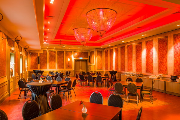 Feestzaal De Doorrit met rode verlichting klaar voor een feest