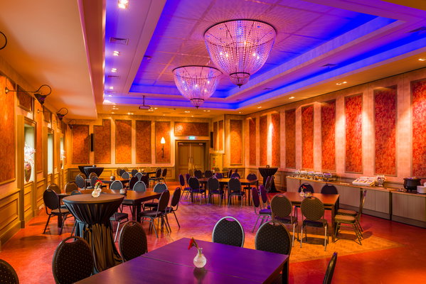 Feestzaal De Doorrit met blauwe sfeerverlichting