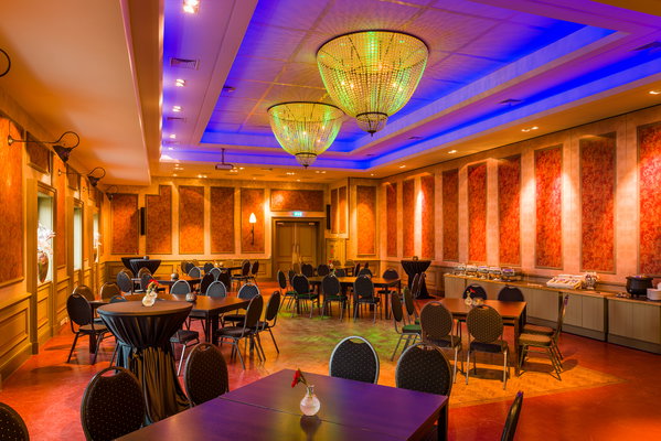 Feestzaal De Doorrit met blauwe ledverlichting en gedekte tafels