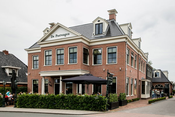 De voorgevel van De Postwagen aan de Hoofdstraat in Tolbert