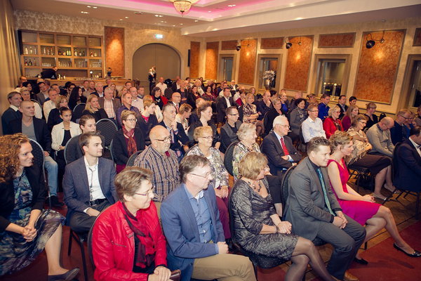 Gasten in de zaal van De Postwagen tijdens een huwelijksceremonie