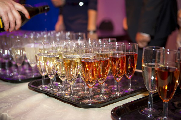 Dienblad met glazen champagne en jus voor de toost op een bruiloft bij De Postwagen