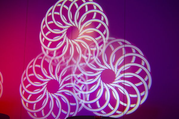 Lichtprojecties op de wand van de feestzaal van De Postwagen tijdens een bruiloftsfeest