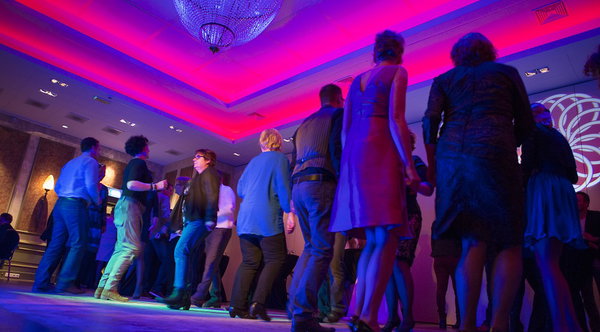 Dansende gasten op het bruiloftsfeest in de feestzaal van De Postwagen