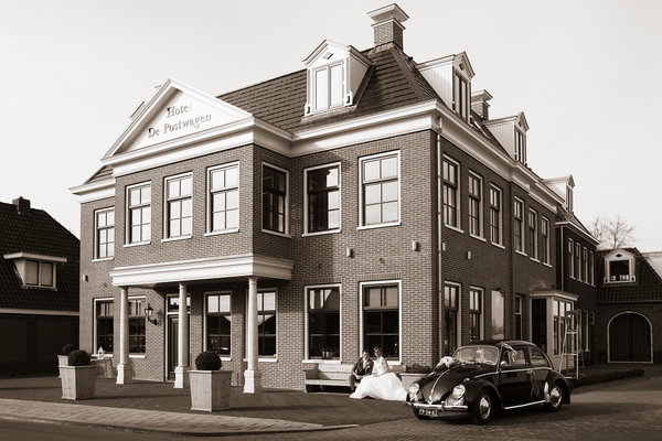 Historische zwart-witfoto van Hotel De Postwagen aan de Hoofdstraat in Tolbert