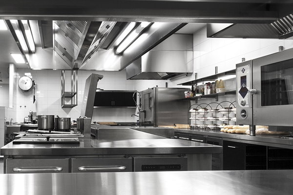 Overzicht van de keuken van De Postwagen met apparatuur onder de afzuigkap