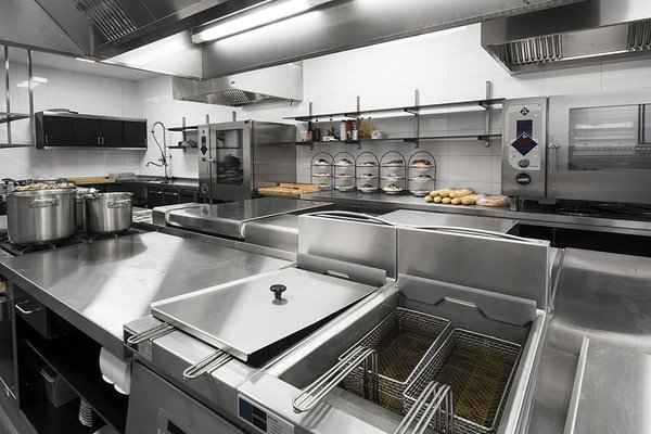 Kookeiland met pannen en bain-marie in de keuken van De Postwagen