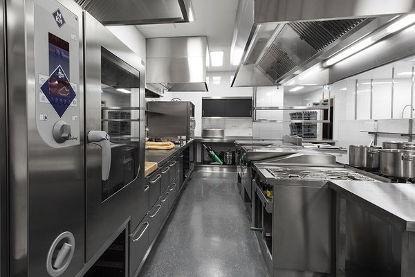 Professionele roestvrijstalen keuken van De Postwagen met frituur en kookeiland