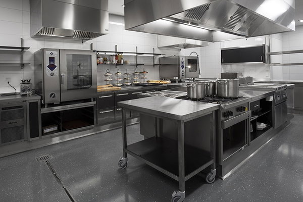 Keuken van De Postwagen met combisteamer en rvs-werktafels