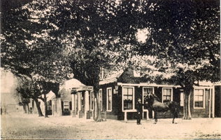 Oude ansichtkaart van De Postwagen in Tolbert met paard en wagen onder de bomen
