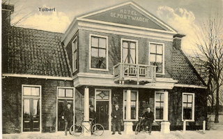 Historische foto van Hotel De Postwagen met het balkon en bewoners voor het pand