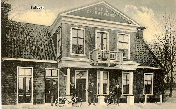 Historische foto van Hotel De Postwagen met het balkon en bewoners voor het pand