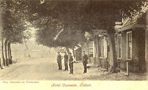 Sepia-ansichtkaart van de Hoofdstraat in Tolbert bij De Postwagen