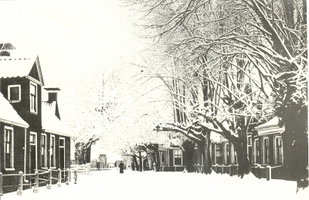 Winterse ansichtkaart van de Hoofdstraat in Tolbert bij De Postwagen